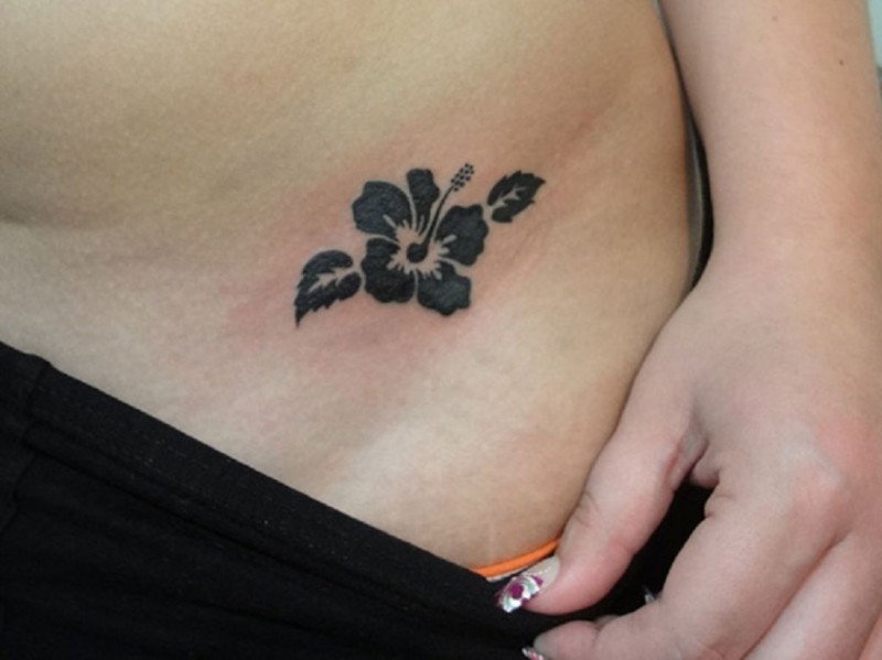 简单的黑色小木槿花侧肋纹身图案