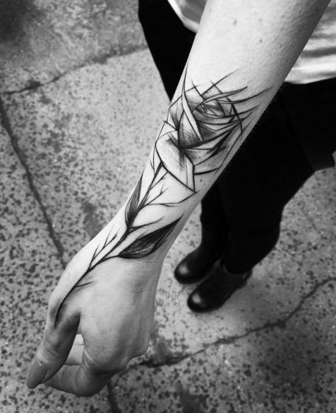 手臂简单的黑色素描风格玫瑰纹身图案