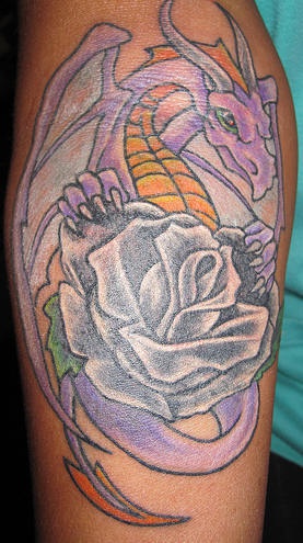 紫色龙与黑玫瑰纹身图案
