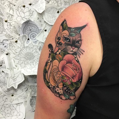 大臂现代传统风格彩色猫与花朵纹身图案