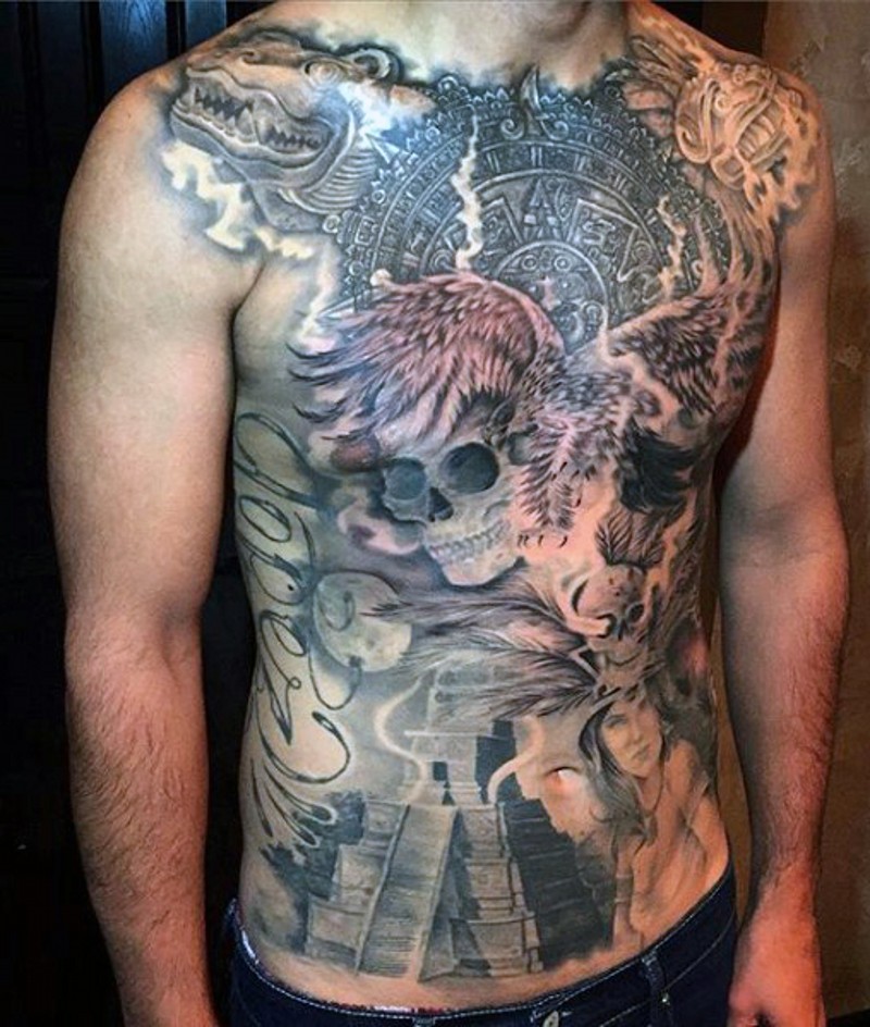 胸部和腹部彩色玛雅部落主题纹身图案