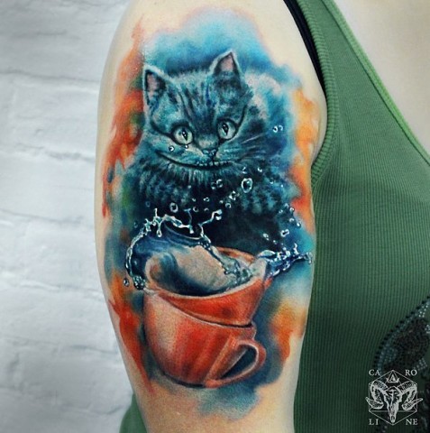 大臂插画风格彩色杯子柴郡猫纹身图案