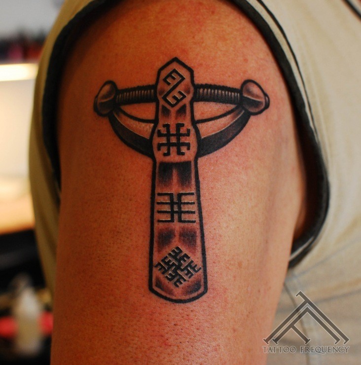 大臂古代工具和符号纹身图案