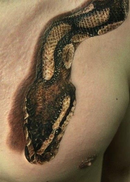 胸部超级逼真的蛇纹身图案