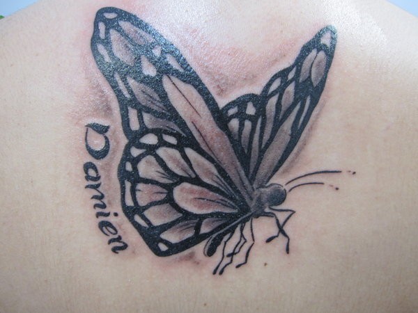 背部蝴蝶和英文字母纹身图案