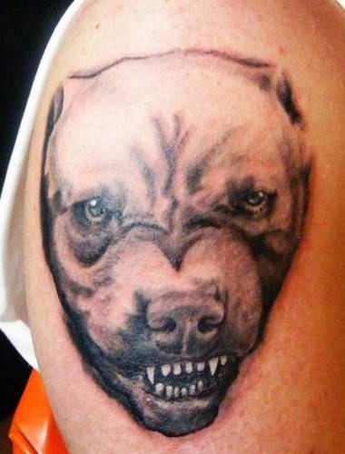 大臂攻击性的狗头纹身图案