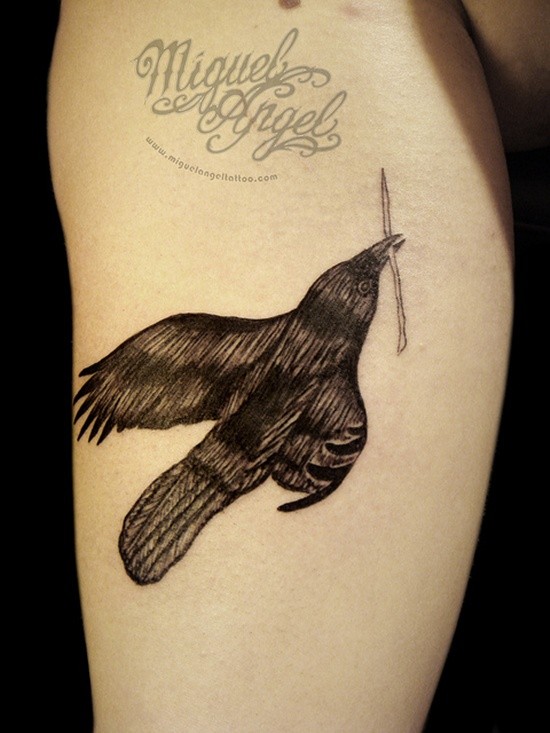 肩部黑色的乌鸦纹身图案
