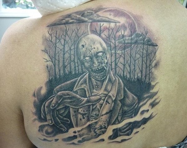 背部黑色恐怖风格僵尸在树林里纹身图案