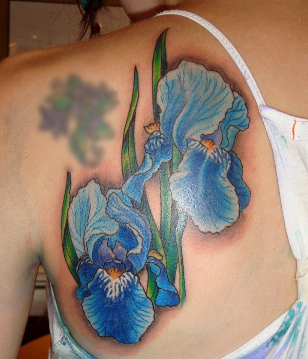 背部好看的蓝色花朵纹身图案