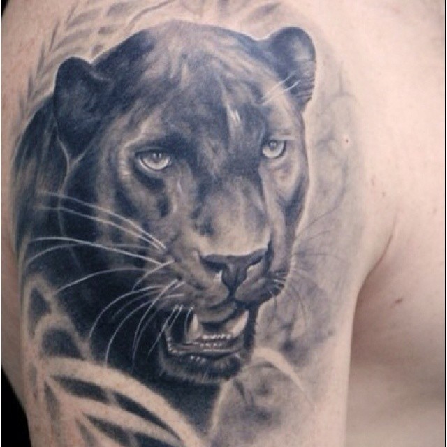 灌丛里的黑豹大臂纹身图案