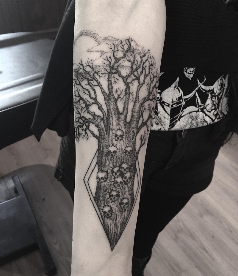 手臂点刺风格黑色神秘树与骷髅纹身图案