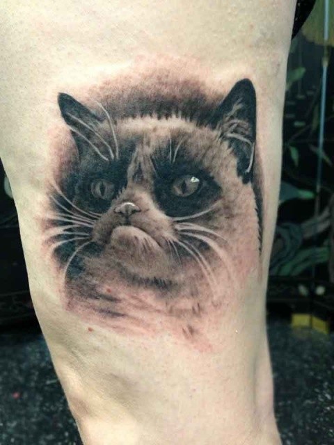 腿上的猫纹身图案