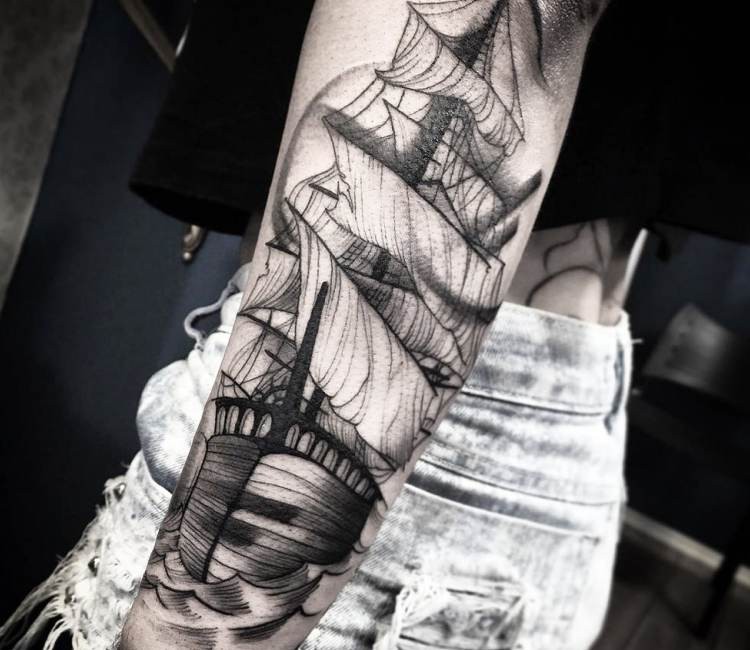 手臂黑色线条帆船纹身图案
