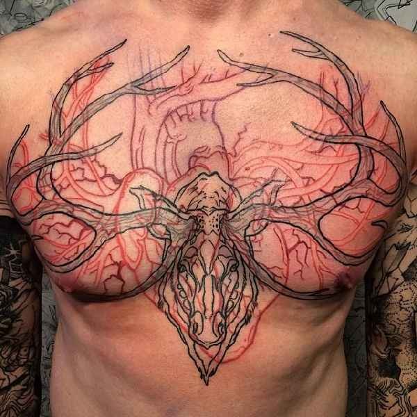 胸部彩色线条鹿头骨与心脏纹身图案
