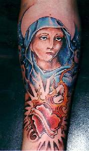 穿着蓝色斗篷的圣母和圣心纹身图案