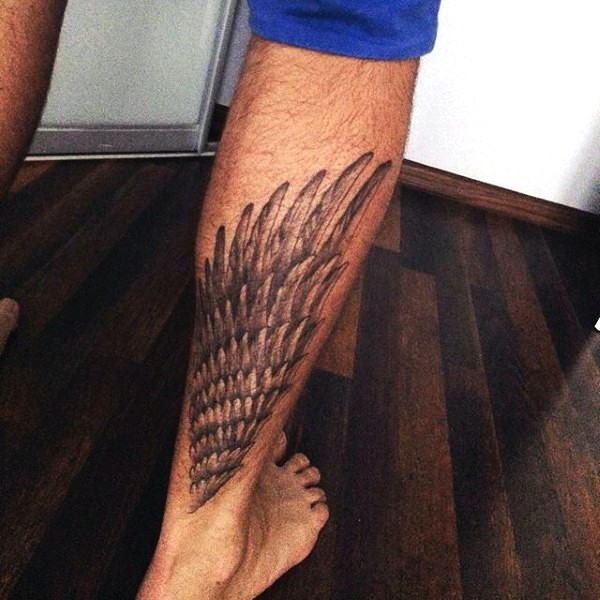 小腿写实黑色翅膀纹身图案