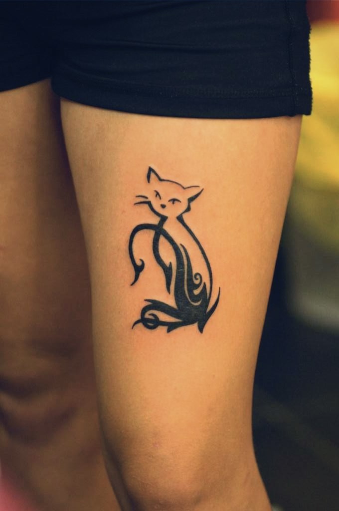 黑色部落风格的猫大腿纹身图案