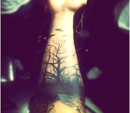 幽灵般的黑色树与小鸟手臂纹身图案