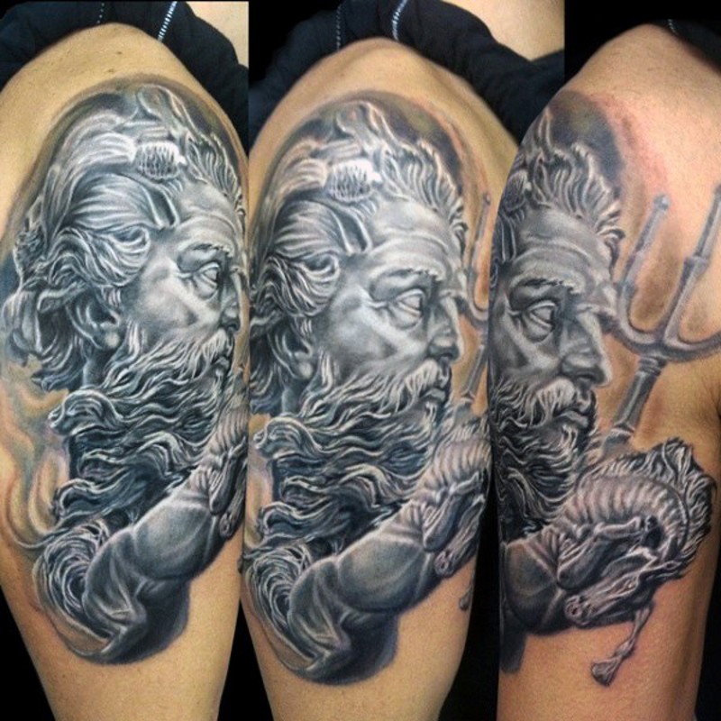 大臂华丽精致的黑白海神雕塑纹身图案
