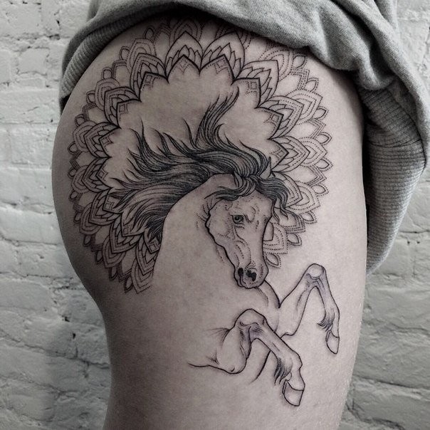 大腿赛普尔画的马结合观赏花卉纹身图案