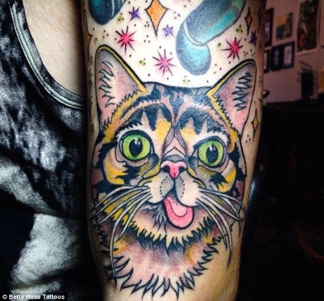 大臂彩色有趣的猫好星星纹身图案