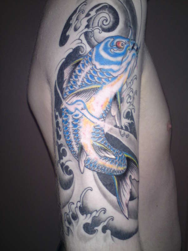 蓝色的锦鲤鱼手臂纹身图案