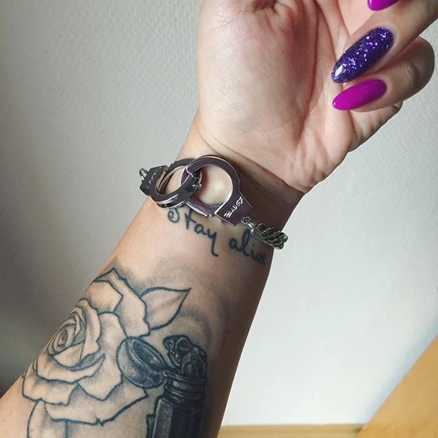 手腕黑色线条玫瑰与字母纹身图案