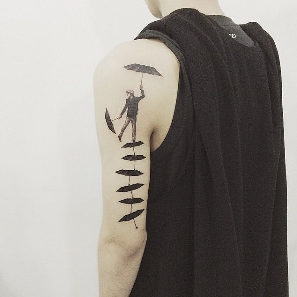 手臂创意黑灰男子与雨伞纹身图案