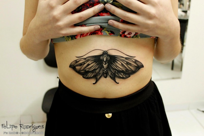 腹部黑色的小蝴蝶纹身图案