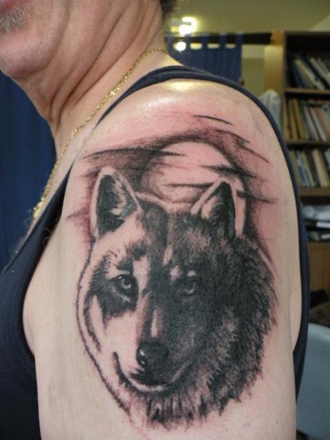 手臂经典的狼头月亮纹身图案