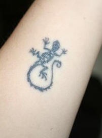 小小的黑色蜥蜴符号纹身图案