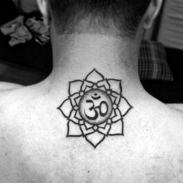 颈部点刺风格黑色梵花和印度教字符纹身图案