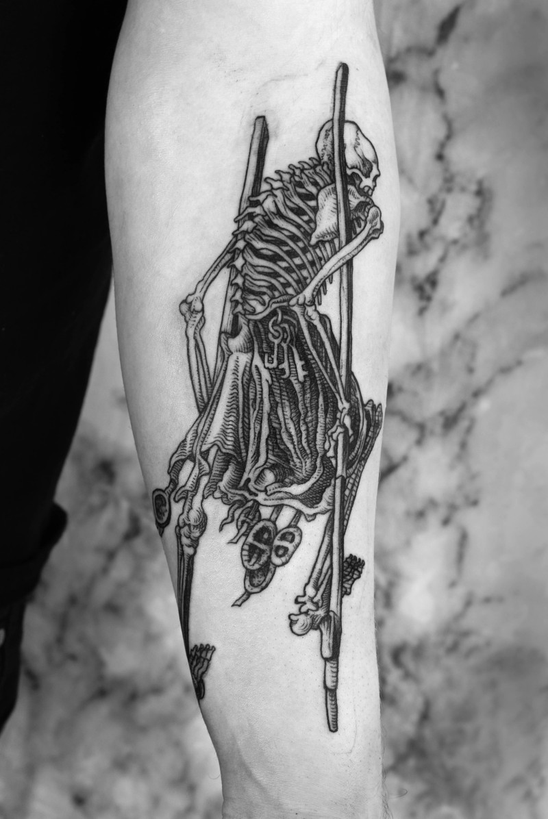 大臂雕刻风格黑色行走的骷髅骨架纹身图案
