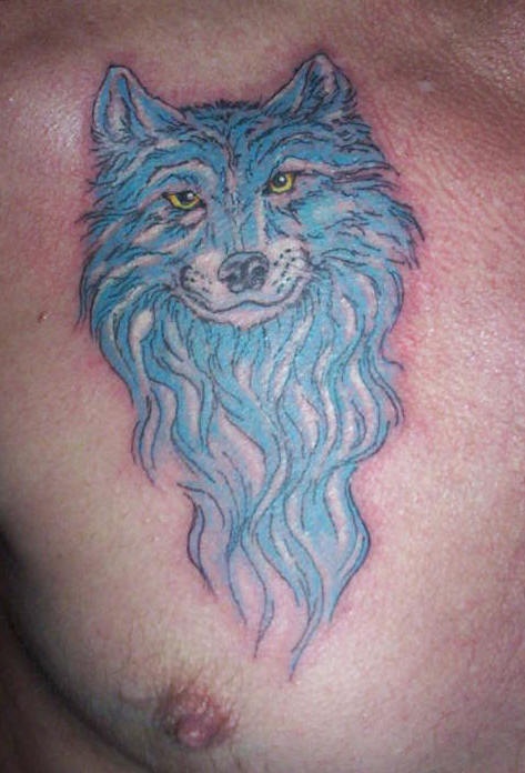 蓝色狼头胸部纹身图案