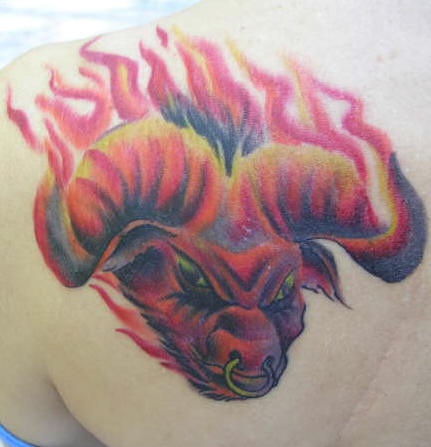恶魔的公牛和火焰彩色纹身图案