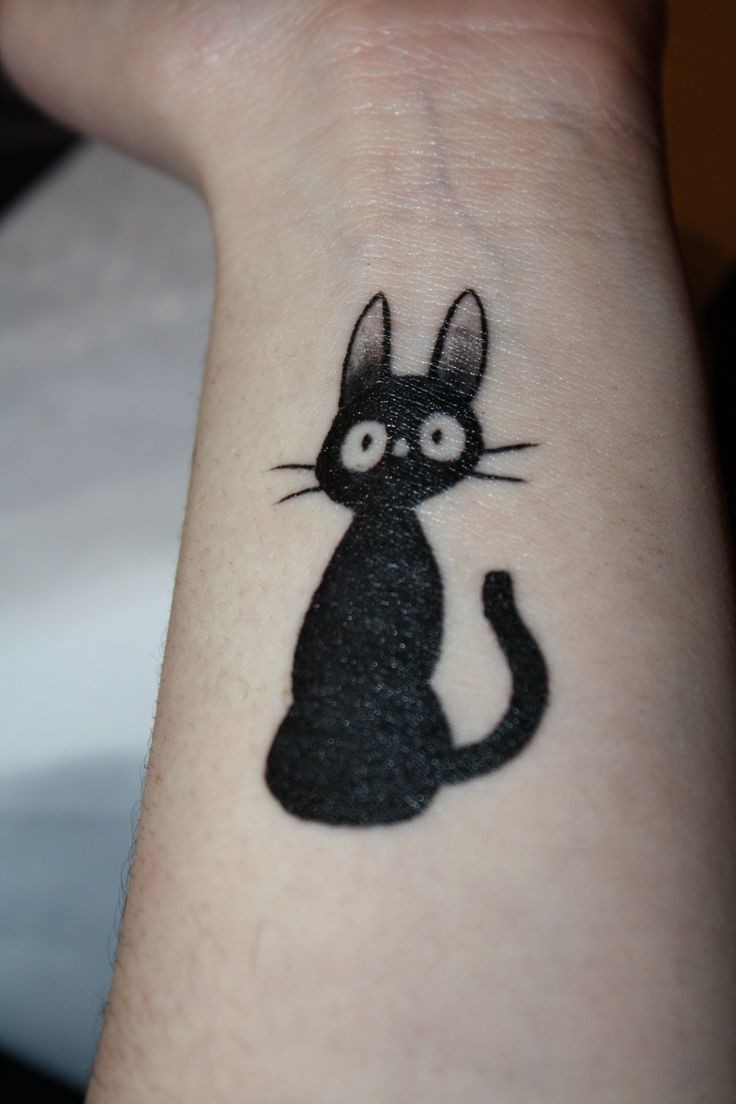 手腕上的黑猫纹身图案
