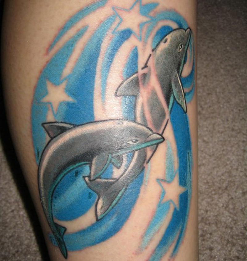 小腿可爱的卡通海豚和星星纹身图案