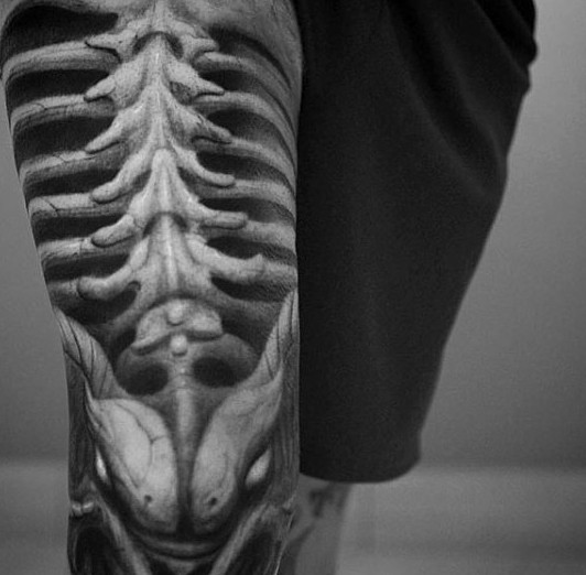 腿部非常酷的黑灰写实脊椎骨纹身图案
