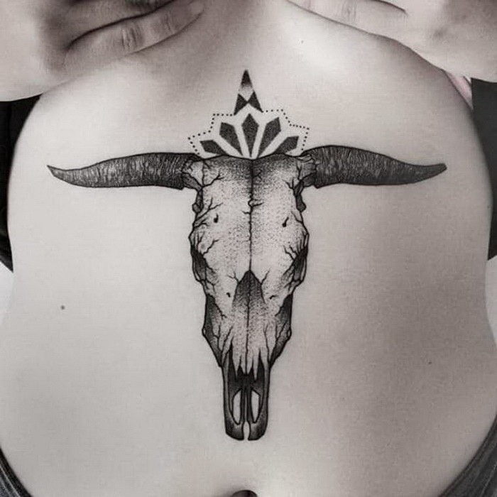腹部雕刻风格黑色牛头骨纹身图案
