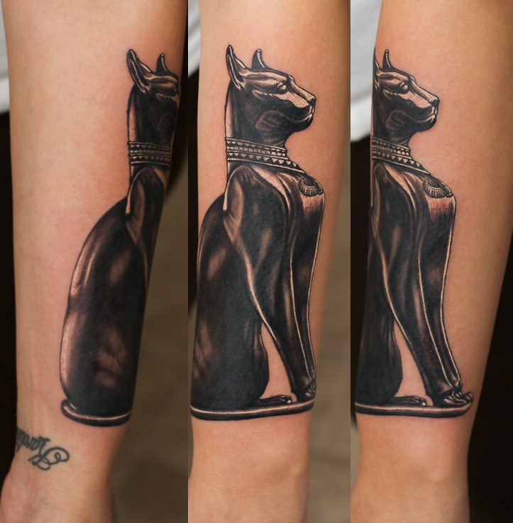 手臂奇妙的埃及猫雕像纹身图案