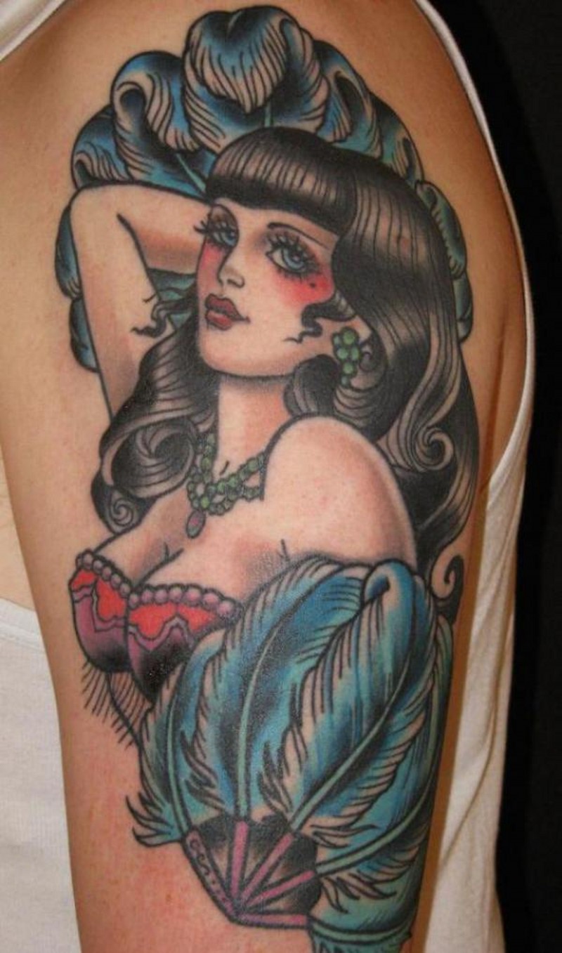 手臂性感的黑发女郎和蓝色羽毛纹身图案