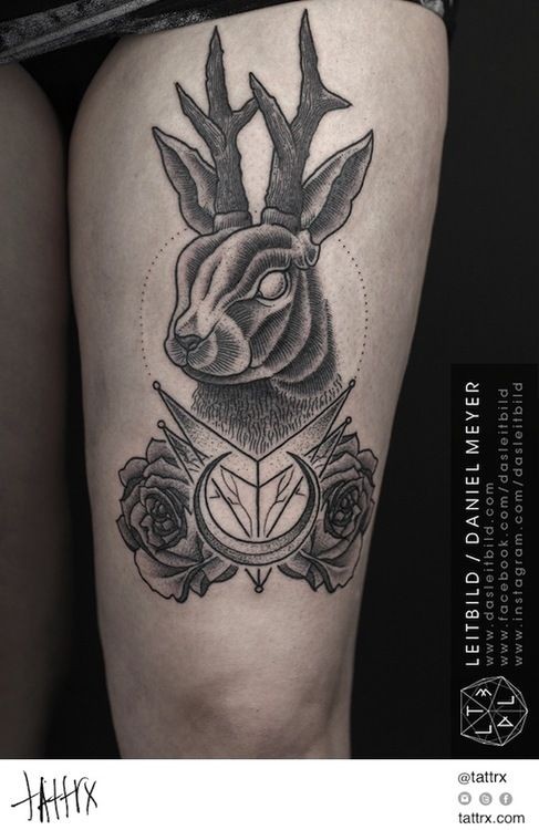 大腿黑灰兔子鹿角和玫瑰纹身图案