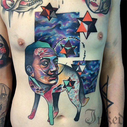 胸部和腹部彩色星空和兽体人头纹身图案