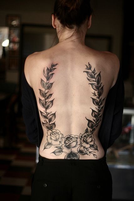 背部可爱的黑灰玫瑰植物纹身图案
