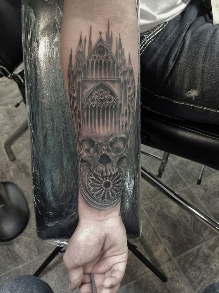 手臂黑灰风格老教堂与骷髅纹身图案