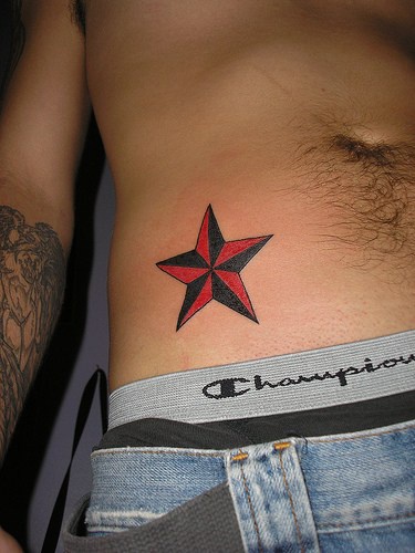 腹部黑色和红色的星星纹身图案