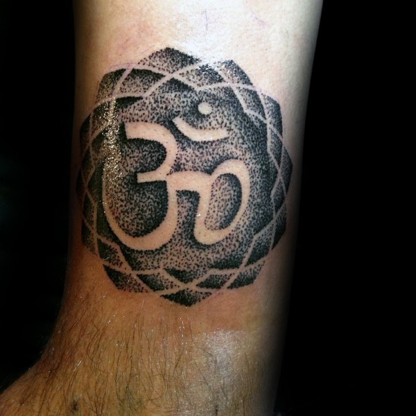 小腿黑色点刺印度教字符纹身图案
