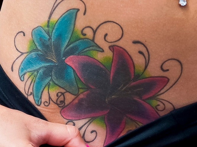 蓝色和紫罗兰色热带花卉腹部纹身图案