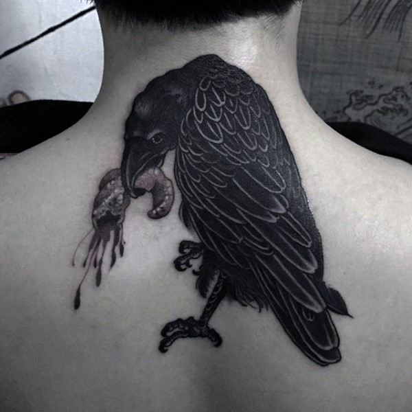 颈部黑色血腥乌鸦纹身图案