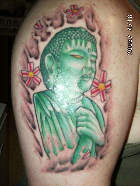 绿色佛像与花朵纹身图案